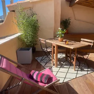 https://studio-terrasse-en-duplex-au-cur-d-aix-en-provence.fr-provencehotel.com